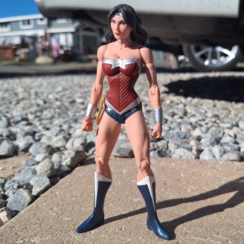 Wonder Woman Collectible Action Figure with Red & Silver Outfit DC Comics C05614 - Picture 8 of 12